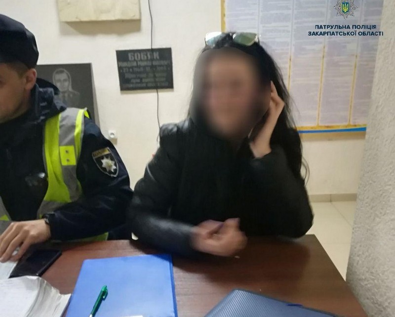П’яна дівчина в Ужгороді потрапила в халепу П’яна дівчина в Ужгороді потрапила в халепу. Патрульні склали адмінматеріали