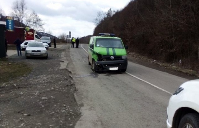 Зіткнулися автомобіль інкасаторів та легковик: одна з машин суттєво пошкоджена У Малому Березному зіткнулися автомобіль інкасаторів та легковик: одна з машин суттєво пошкоджена