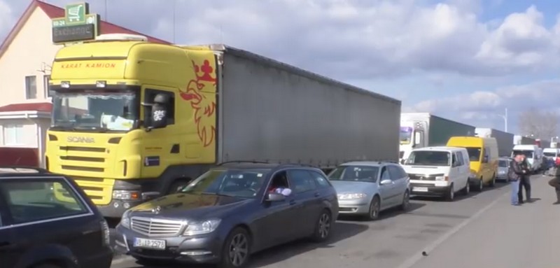 Кілометрові черги на кордоні: сотні автомобілів застрягли Кілометрові черга на українсько-угорському кордоні: сотні автомобілів застрягли на КПП Чоп