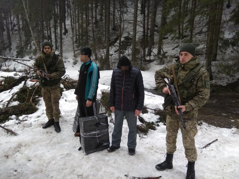 Двох чоловіків затримали за 50 метрів від кордону На Закарпатті двох чоловіків затримали за 50 метрів від українсько-румунського кордону