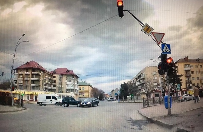 Відеореєстратор зафіксував момент ДТП Відеореєстратор зафіксував момент ДТП в Ужгороді