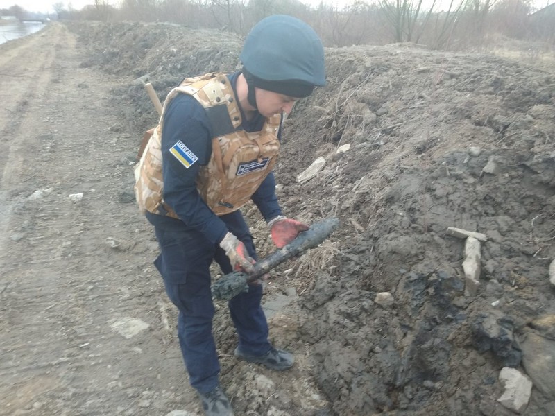 Вихідні для піротехніків були "багатими" на небезпечні знахідки Вихідні для піротехніків Закарпаття були "багатими" на небезпечні знахідки