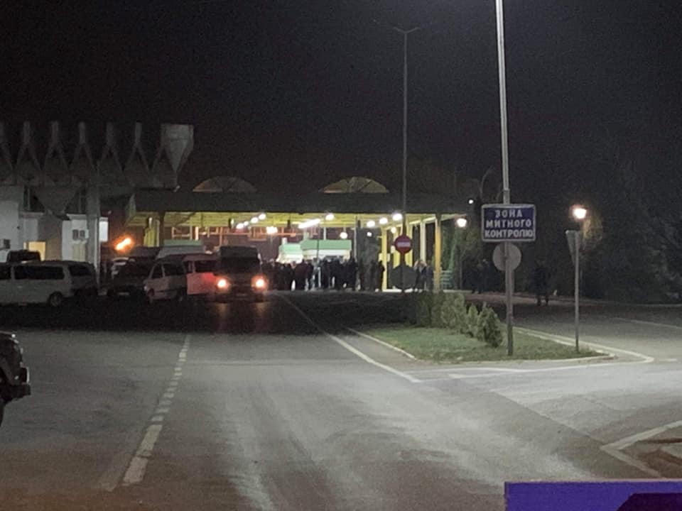 Конфлікт на пункті пропуску "Тиса" в Чопі: ЗМІ розповіли про нічний інцидент Вночі на на пункті пропуску "Тиса" в Чопі відбувся конфлікт між пасажирами бусів та митниками