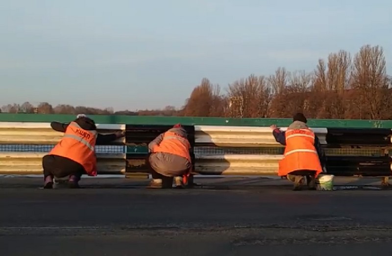 В Ужгороді готуються до приїзду Петра Порошенка: миють транспортний міст В Ужгороді готуються до приїзду Петра Порошенка: миють міст Масарика