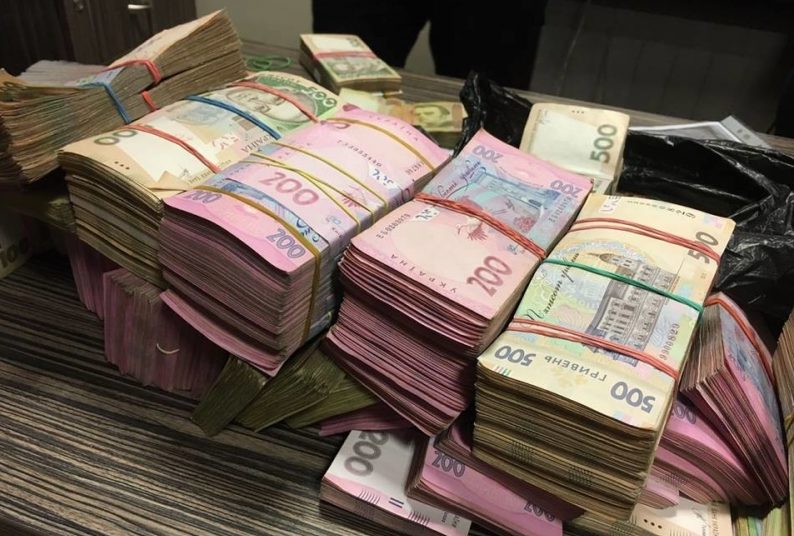 На Закарпатті керівник облавтодору привласнив кошти, призначені на ремонт доріг Керівник "Закарпатського облавтодору" привласнив кошти, призначені на ремонт доріг в краї