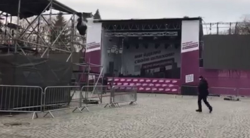 У центрі Ужгорода активно готуються до зустрічі з Президентом України У центрі Ужгорода активно готуються до зустрічі з Президентом України Петром Порошенком