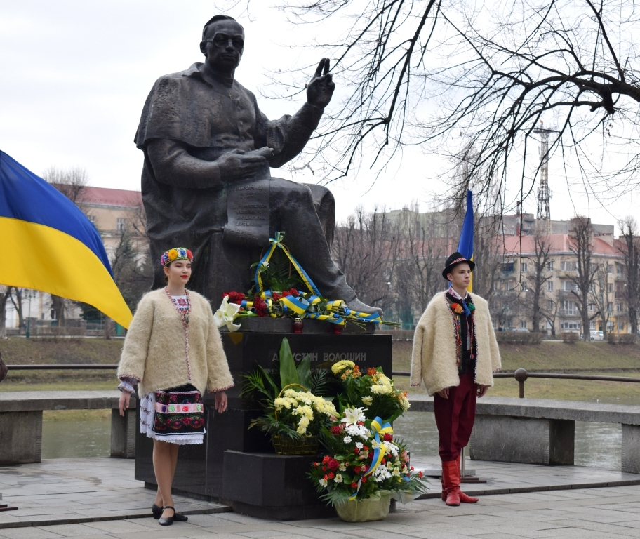 В Ужгороді урочисто поклали квіти до пам’ятника Августину Волошину В Ужгороді урочисто поклали квіти до пам’ятника Президенту Карпатської України, Герою України Августину Волошину
