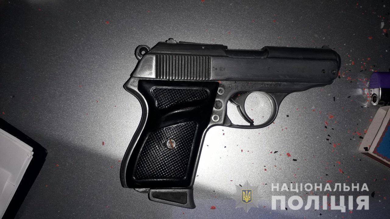 У Залужжі зупинили автомобіль. В одного з пасажирів знайшли пістолет У селі Залужжя, що на Мукачівщині, зупинили автомобіль. В одного з пасажирів знайшли пістолет