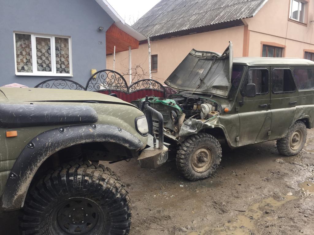 Водій джипу врізався у службовий автомобіль прикордонників На Закарпатті, щоб затримати порушників, прикордонникам довелося використовувати зброю