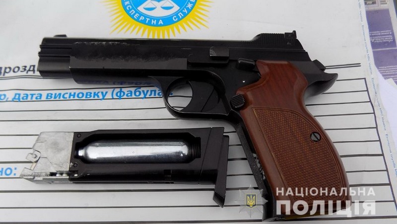 На одній із вулиць Ужгорода помітили підозрілого чоловіка В Ужгороді у Новому районі помітили підозрілого чоловіка