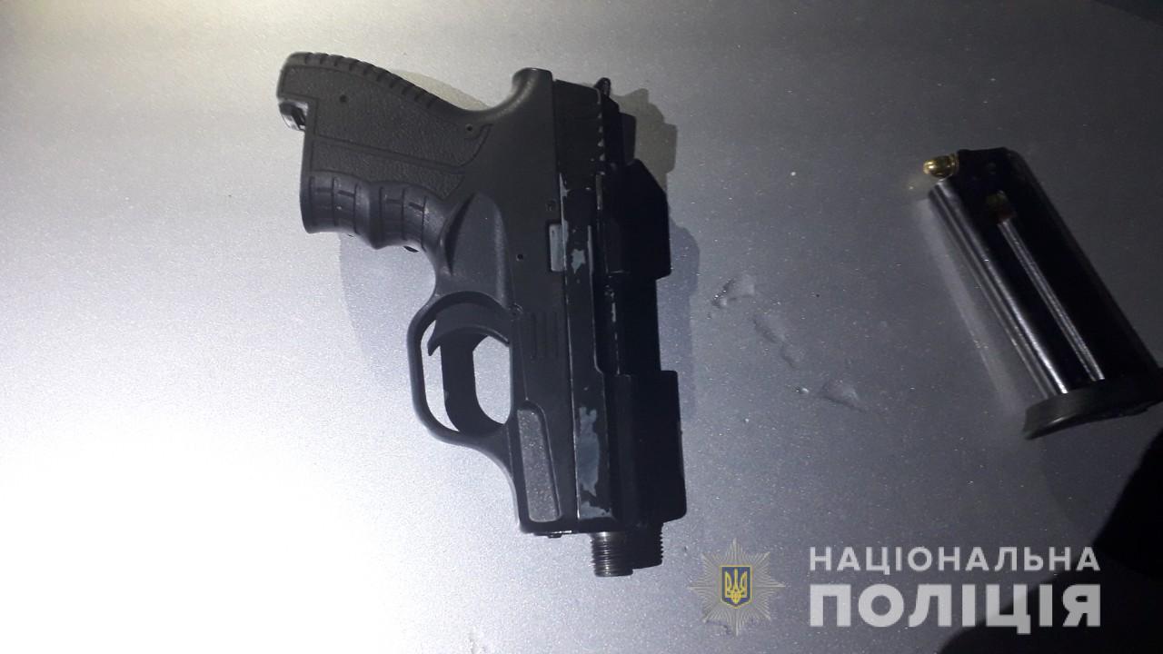 Вночі у 23-річного мукачівця знайшли пістолет Вночі у Кольчині в 23-річного мукачівця знайшли пістолет
