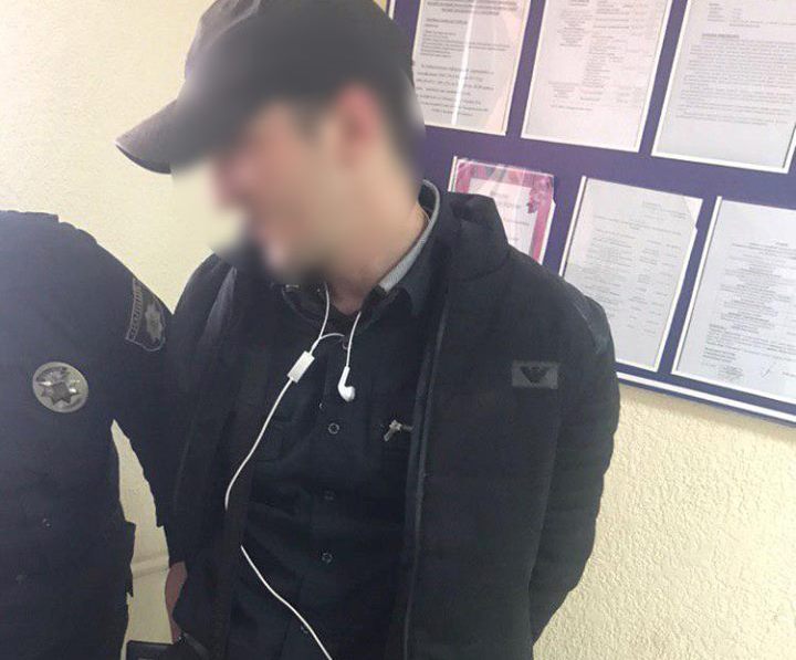 Двоє чоловіків побили в Ужгороді перехожих та забрали в одного телефон Ужгородські патрульні затримали групу чоловіків, які нанесли кільком громадянам тілесні ушкодження