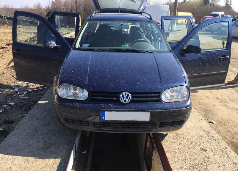 В автомобілі «Volkswagen» знайшли приховані сигарети В автомобілі «Volkswagen» прикордонники знайшли приховані сигарети