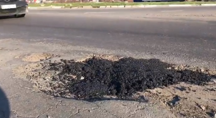 Курйоз дня: в інтернет-мережі показали "незвичний" ямковий ремонт на трасі "Київ-Чоп" у Мукачеві Курйоз дня: в інтернет-мережі показали "незвичний" ямковий ремонт на трасі "Київ-Чоп" у Мукачеві
