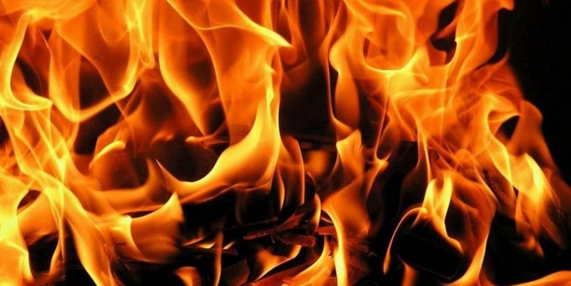 Вночі в Ужгороді горів автомобіль Chrysler На проспекті Свободи в Ужгороді горів автомобіль Chrysler Voyager