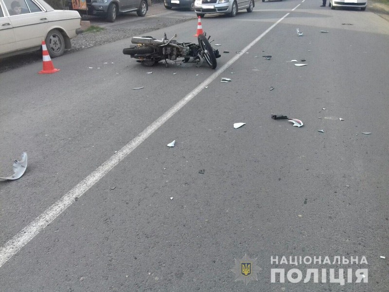 Камери зафіксували момент аварії, в якій постраждав неповнолітній хлопець У Виноградові камери зафіксували момент аварії, в якій постраждав неповнолітній хлопець