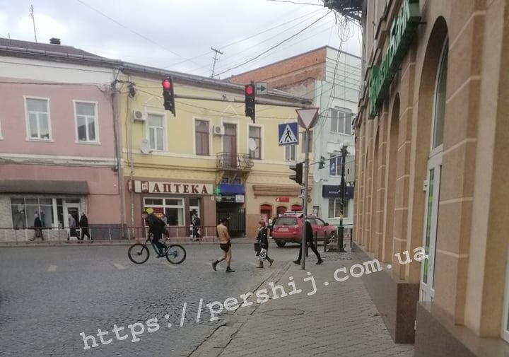 У центрі Мукачева розгулював чоловік в одних трусах У центрі Мукачева, на вулиці Валенберга, розгулював чоловік в одних трусах