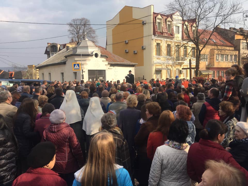 В Ужгороді чимало людей взяли участь у Хресній ході В Ужгороді чимало людей взяли участь у Хресній ході