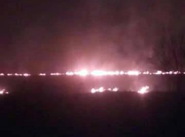 На Хустщині гасять пожежу, яка наблизилась до газогону У Хустському районі гасять пожежу, яка наблизилась до газогону
