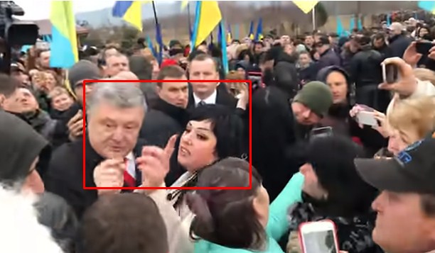 Жінка, яка розлютила все Закарпаття під час приїзду Петра Порошенка, розповіла свою версію події Жінка, яка розлютила все Закарпаття під час приїзду Петра Порошенка на Красне поле, розповіла свою версію події