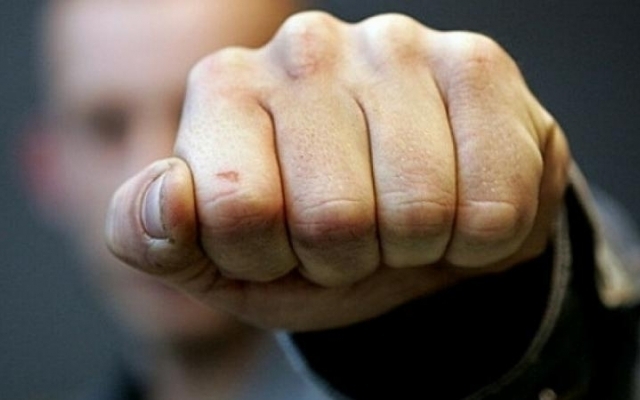 У соцмережі ширять інформацію про те, що поліцейський побив 18-річну дівчину У соцмережі ширять інформацію про те, що в Перечині поліцейський побив 18-річну дівчину