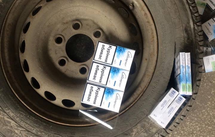 Чоловік "запакував" колесо цигарками Закарпатські митники вилучили в українця колесо, вщерть запаковане цигарками