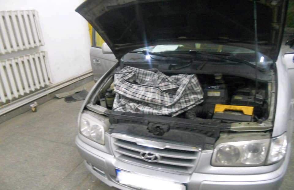 Чоловік через 860 пачок цигарок позбувся автомобіля Закарпатські митники вилучили в українця 860 пачок цигарок і автомобіль