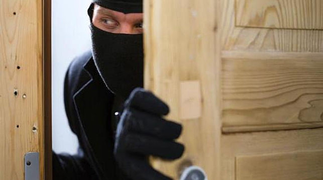 Невідомі вночі скоїли злочин у Мукачеві У Мукачеві невідомі вночі проникли в гараж і вкрали мотоцикл