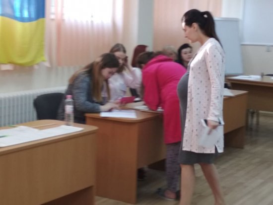 Виборці хвилюються, адже обирають майбутнє для своєї малечі: як голосують у пологовому Як голосують у пологовому будинку Ужгорода