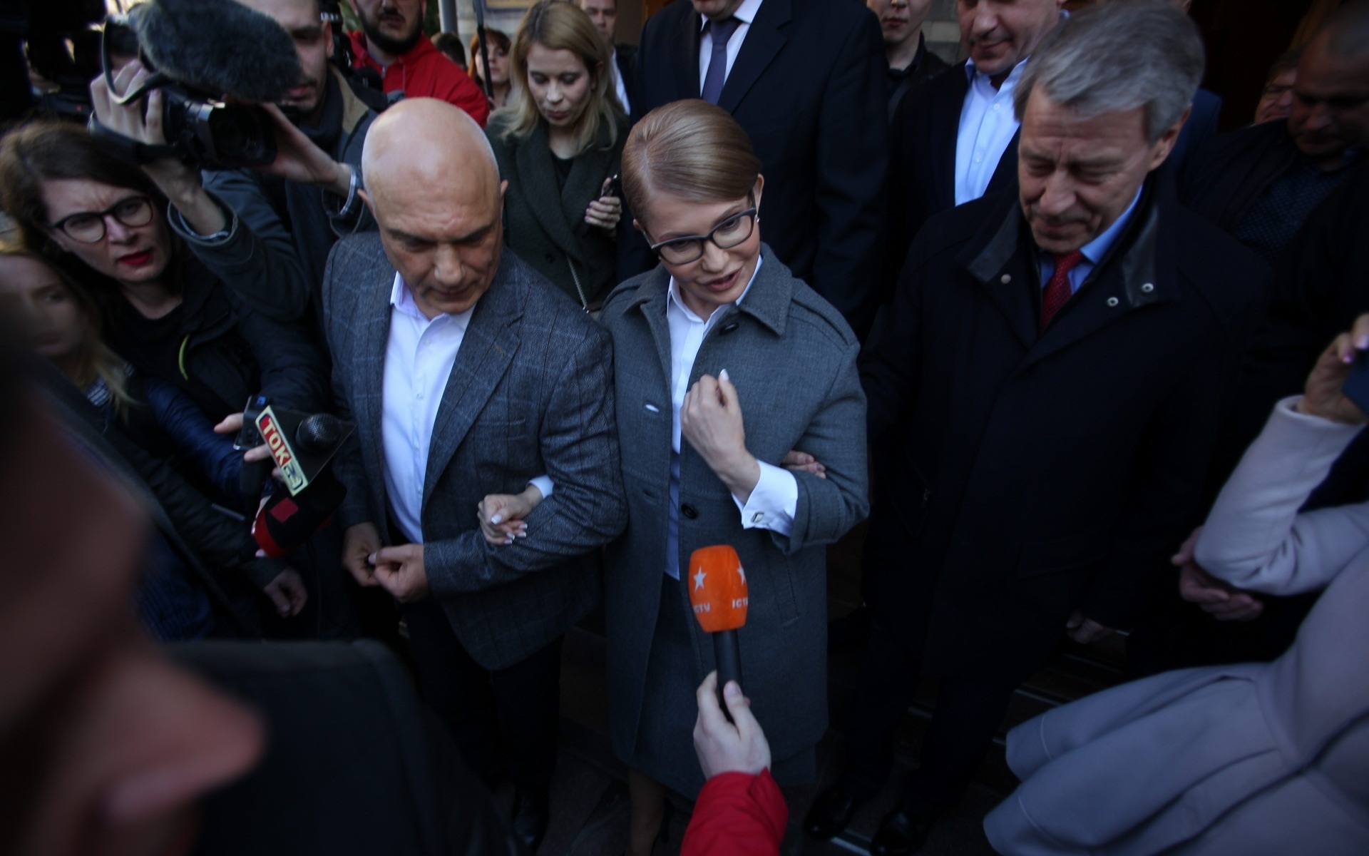 Тимошенко прийшла обирати майбутнього Президента України зі своїм чоловіком Тимошенко прийшла обирати майбутнього Президента України зі своїм чоловіком