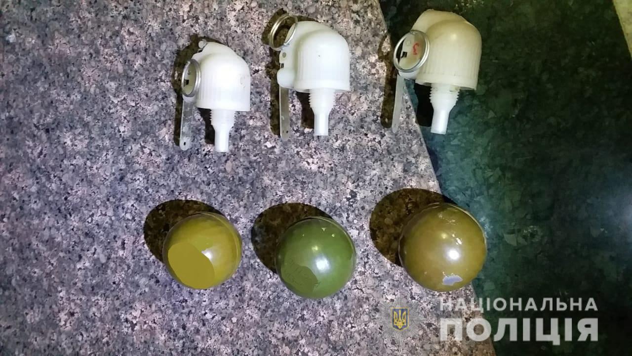 В Ужгороді евакуювали людей із вокзалу через знайдені тут предмети, схожі на бойові гранати На Ужгородському вокзалі виявили предмети, схожі на гранати