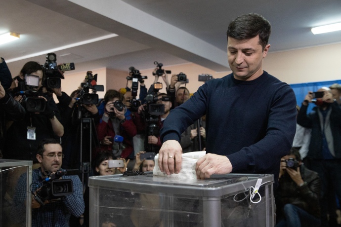 Фаворит президентської гонки проголосував за "достойну, гідну людину" Фаворит президентської гонки проголосував за "достойну, гідну людину"
