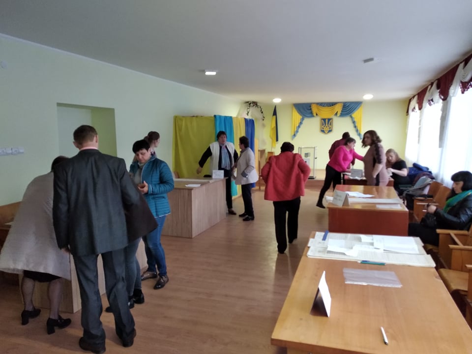 Як проходять вибори на Закарпатті: на деяких дільницях зафіксовано відхилення від законодавства Всі дільниці на Закарпатті відкрилися вчасно, однак на деяких зафіксовано відхилення від законодавства