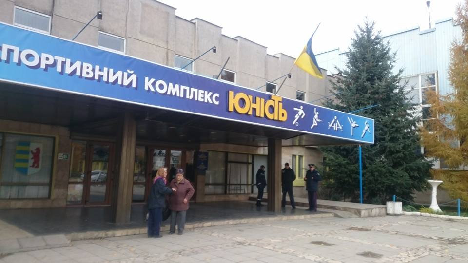 Ужгородці скаржаться на технічний стан однієї з виборчих дільниць Ужгородці скаржаться на технічний стан однієї з виборчих дільниць