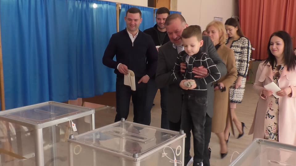 Віктор Балога показав, як голосував на виборах Віктор Балога прийшов із сім’єю на вибори
