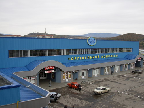 На ринку "ГІД" у Мукачеві поспіхом закривали торгові точки На ринку "ГІД" у Мукачеві поспіхом закривають торгові точки, аби встигнути на вибори