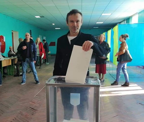 Святослав Вакарчук зробив свій вибір і прокоментував президентські вибори Святослав Вакарчук у Києві зробив свій вибір і прокоментував президентські вибор