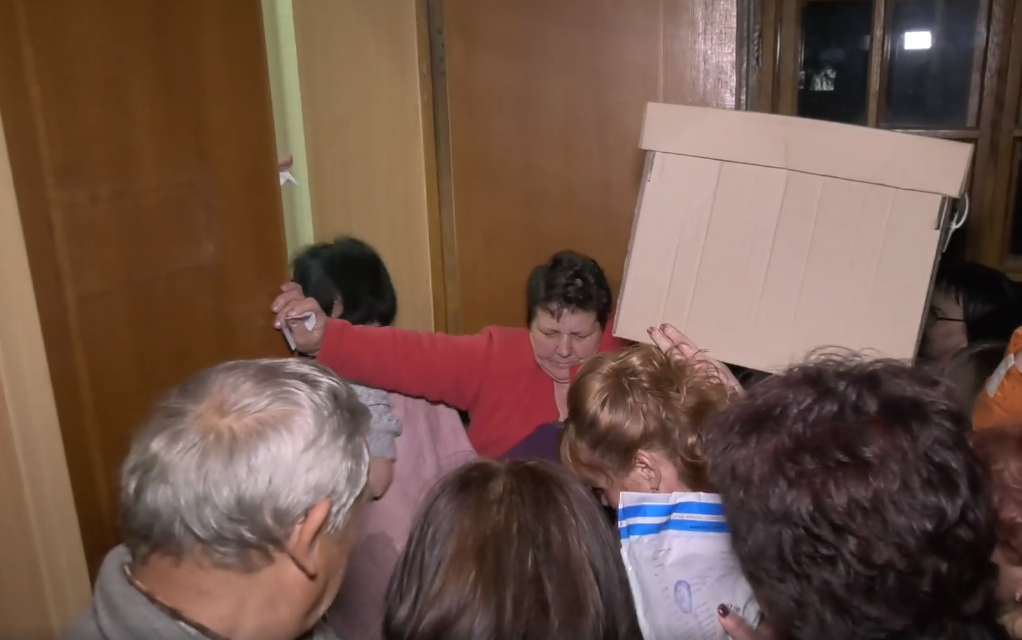 Вночі в Мукачеві через вибори люди влаштували штовханину Штовханина на ОВК №69 у Мукачеві