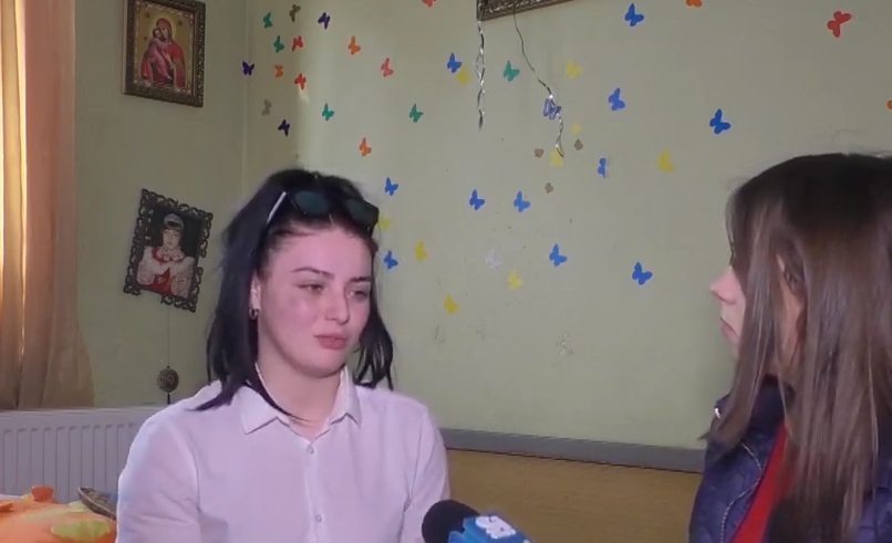 Біля кафе побили дівчину. Тепер вона боїться навіть з дому виходити У Перечині біля кафе двоє хлопців побили 18-річну дівчину