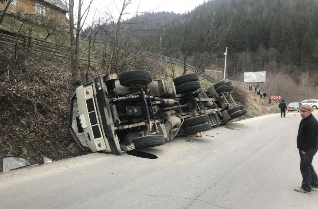 У селищі Ясіня перекинулась вантажівка У селищі Ясіня перекинулась вантажівка, яка перевозила пиломатеріали
