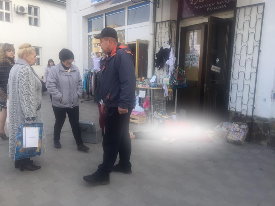 Смерть жінки посеред вулиці: медики прокоментували звинувачення у запізнілому приїзді "швидкої" Медики розповіли, чи є їх вина у смерті жінки у центрі Хуста