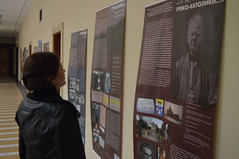 В атріумі облдержадміністрації відкрилася виставка «Донбас: переPROчитання образу» В атріумі Закарпатської облдержадміністрації відкрилася виставка «Донбас: переPROчитання образу»