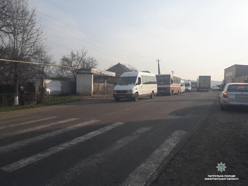 Рух на дорозі "Мукачево – Івано-Франківськ" відновлено Рух на дорозі "Мукачево – Івано-Франківськ" у селі Дунковиця відновлено