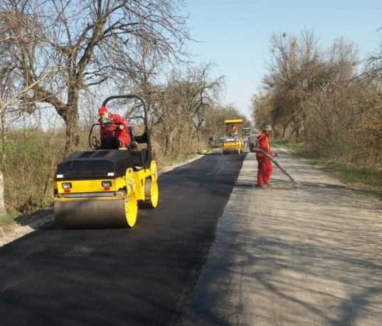 В Ужгородському районі ремонтують дорогу, що веде до кордону зі Словаччиною В Ужгородському районі цими днями ремонтують дорогу, що веде до кордону зі Словаччиною
