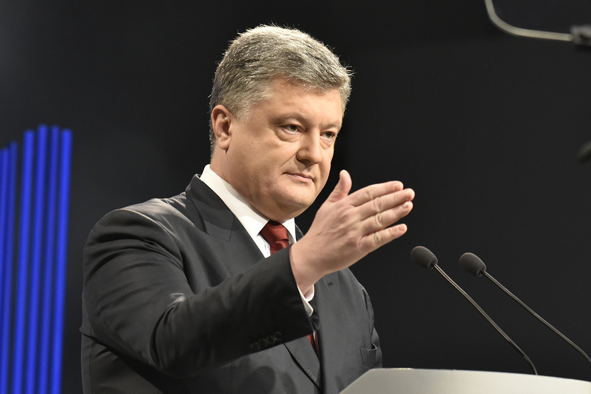Порошенко зробив нове відеозвернення до Зеленського і закликав його "бути мужиком" Петро Порошенко закликав Володимира Зеленського "бути мужиком"