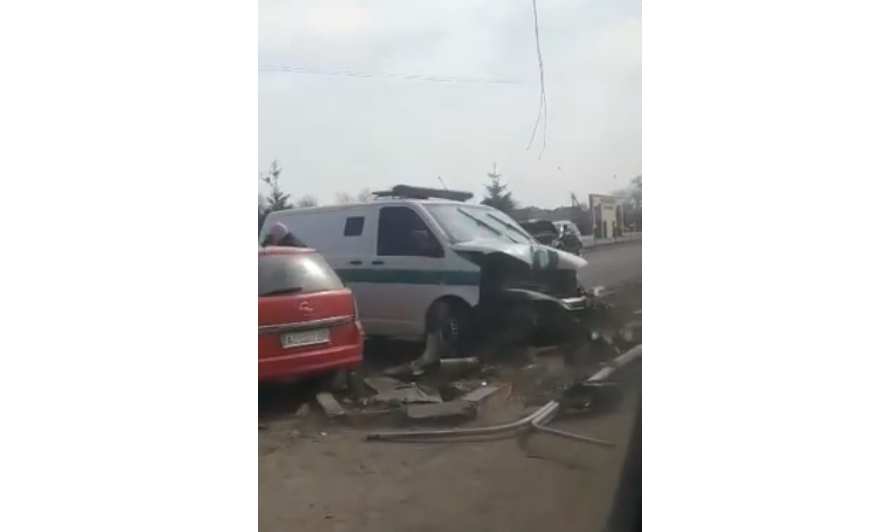 Зіткнулись щонайменше 5 автомобілів: ексклюзивне відео з місця події У Тячеві зіткнулись 5 автомобілів: відео