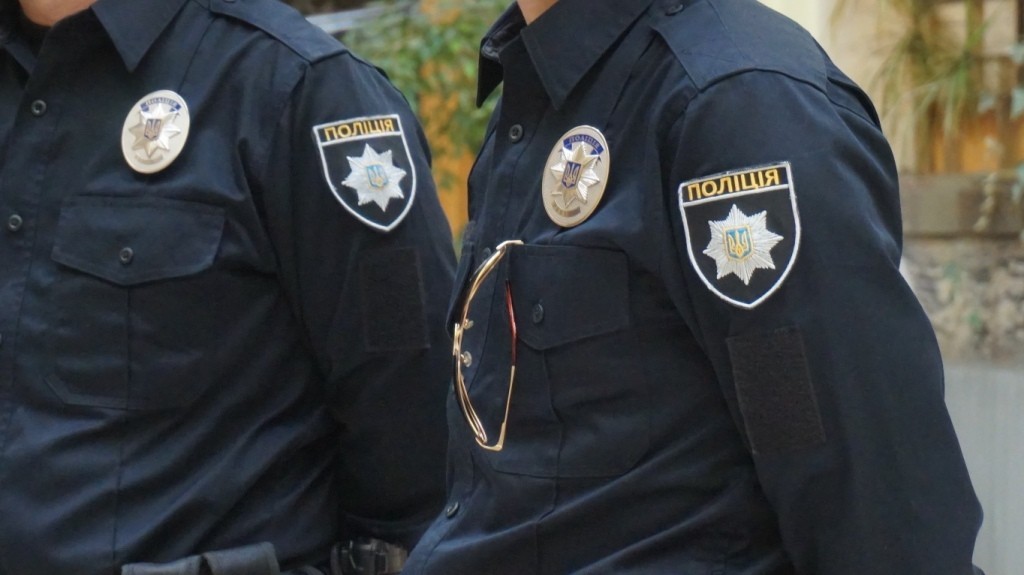Відчайдушний вчинок в Ужгороді: поліцейський врятував чоловіка, якого помітив у річці Відчайдушний вчинок в Ужгороді: поліцейський врятував чоловіка, якого помітив у річці