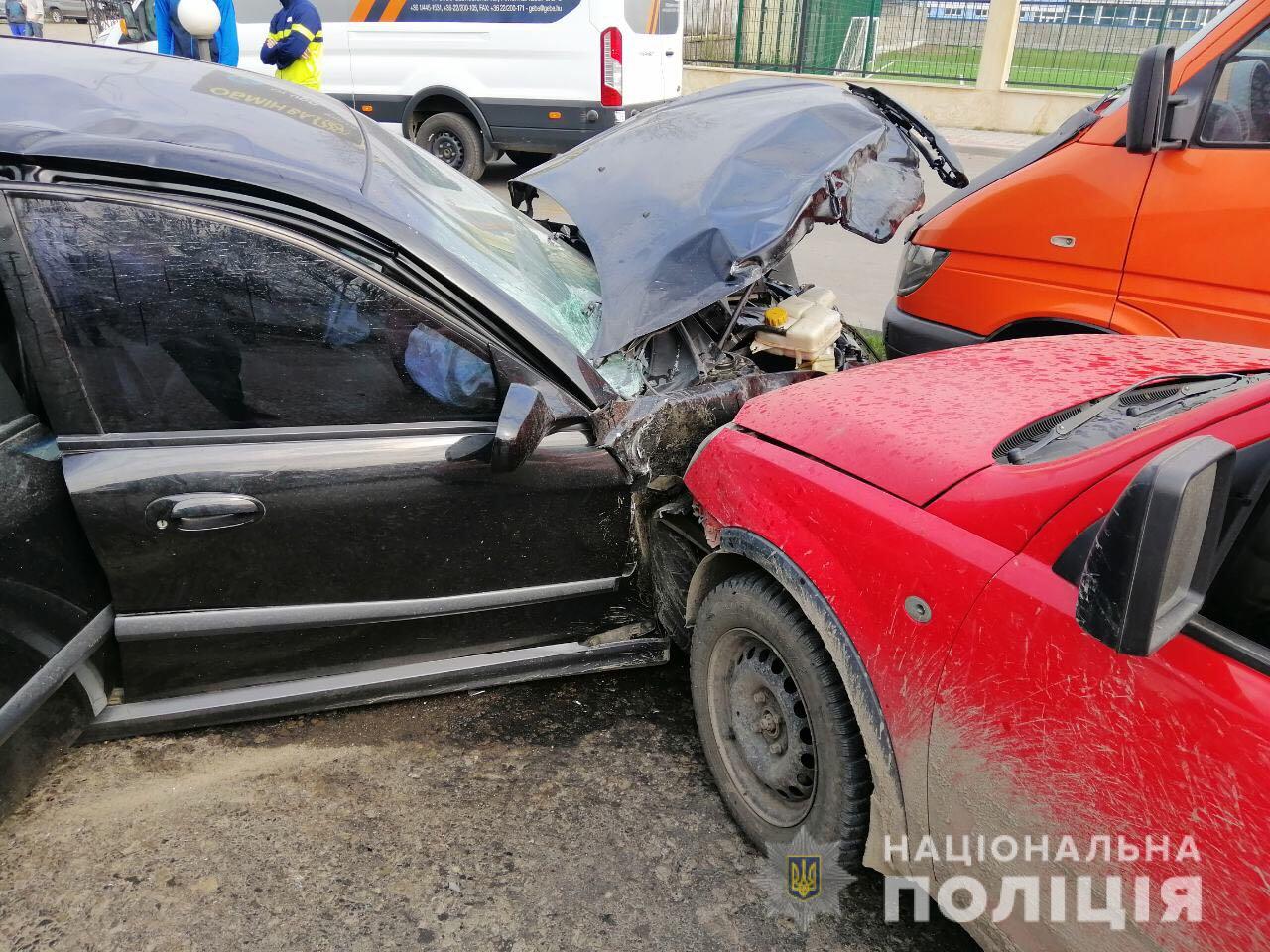 Офіційно про масштабну ДТП на Закарпатті: у Тячеві зіткнулись п’ять автомобілів Поліція про масштабну ДТП на Закарпатті: у Тячеві зіткнулись п’ять автомобілів