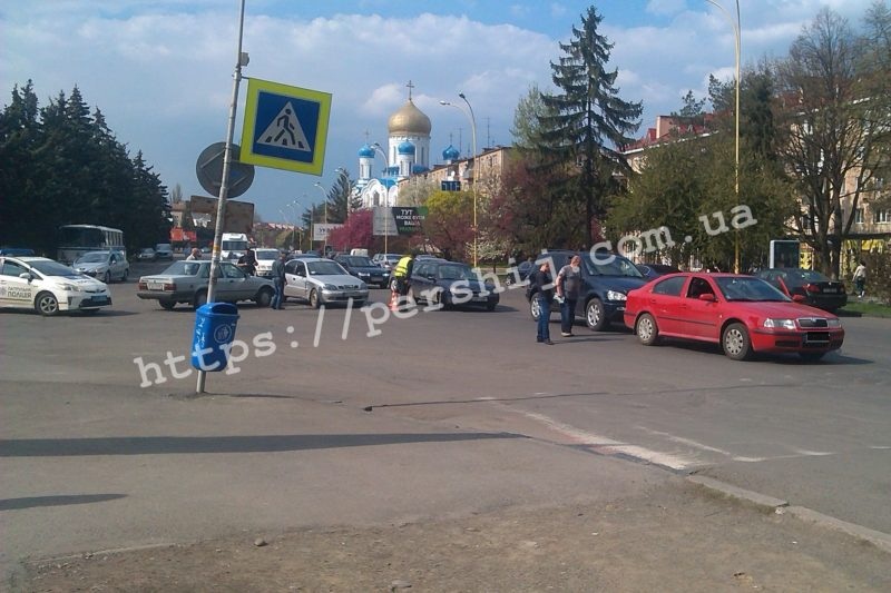 В Ужгороді сталися дві аварії В Ужгороді на проспекті Свободи сталися дві аварії