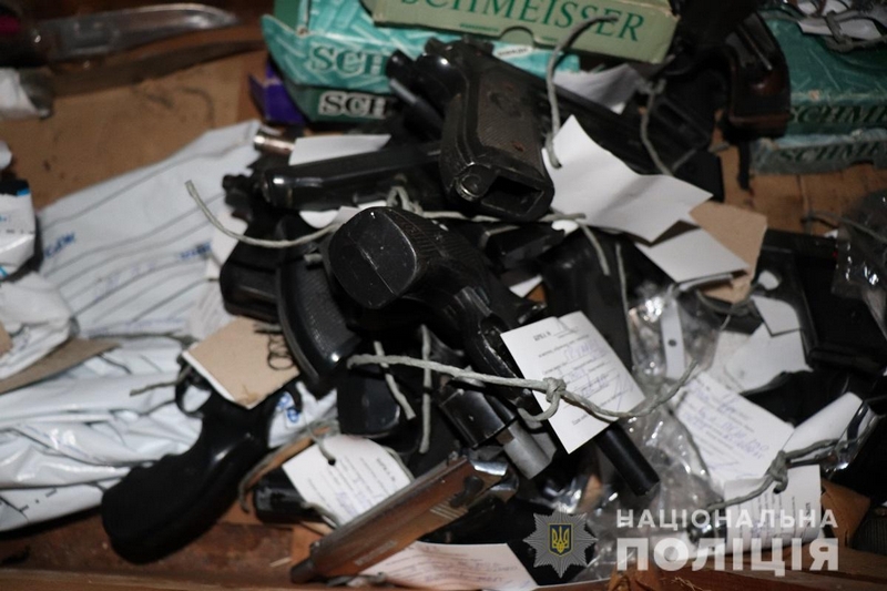 Триває квітневий місячник добровільної здачі зброї до поліції На Закарпатті триває квітневий місячник добровільної здачі зброї до поліції